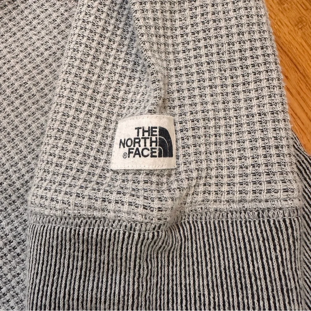 The North Face Men’s gray waffle-knit thermal pullover hoodie size M (v)